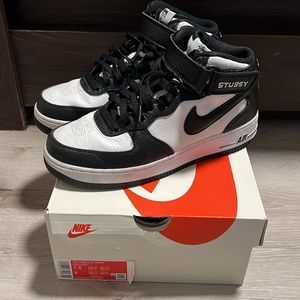 Gently Worn Air Force 1 ‘07 Mid SP Stussy Edition. Womens Size 9, Men’s Size 7.